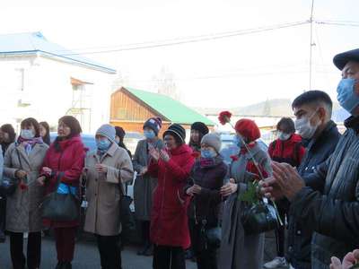 Торжественный митинг с возложением цветов к мемориальной доске С. С. Суразакова