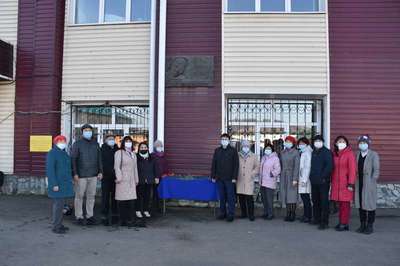 Торжественный митинг с возложением цветов к мемориальной доске С. С. Суразакова